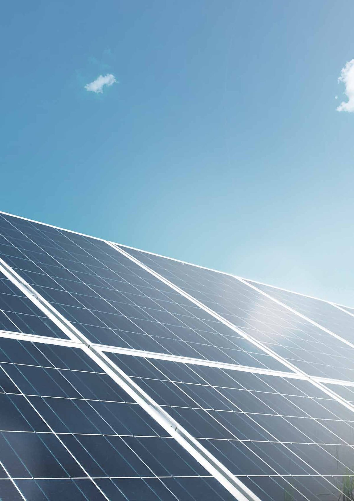 Panneaux solaires sous un ciel d&eacute;gag&eacute; - fonctionnement du pompage solaire